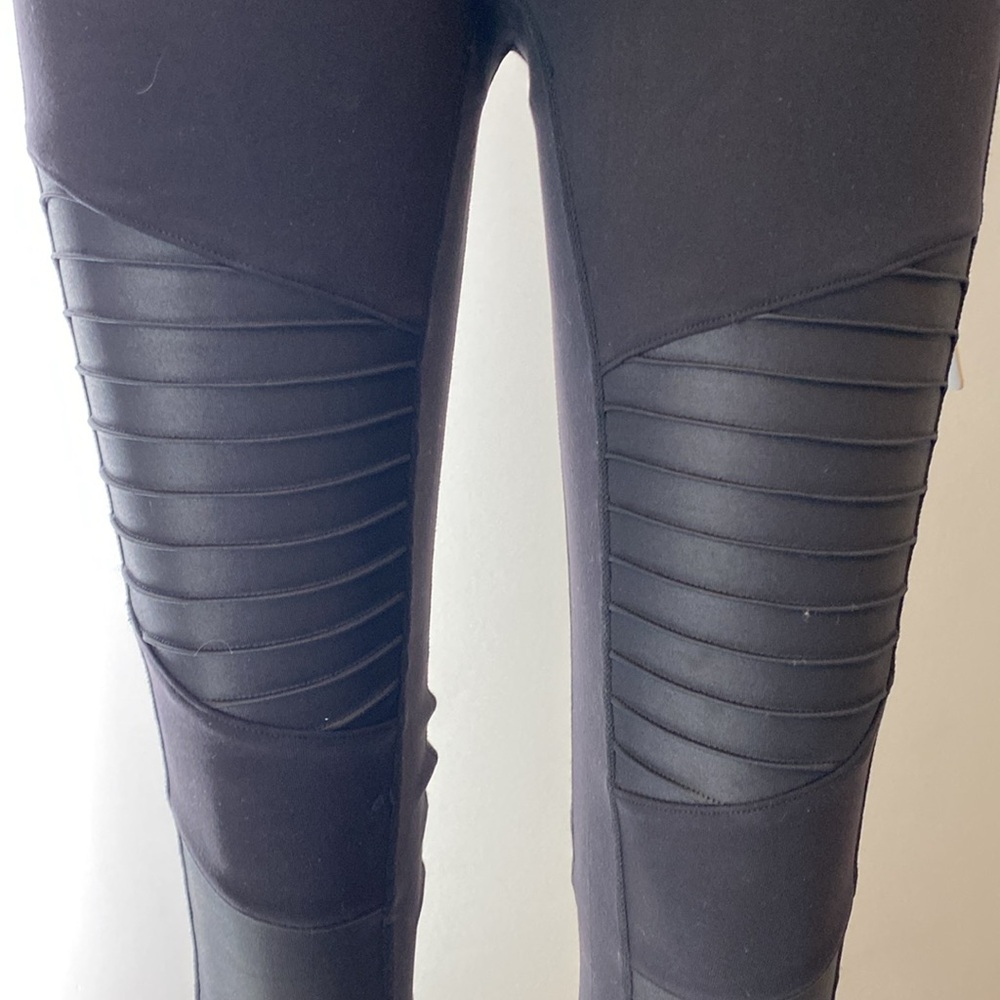 ALO Yoga Moto Leggings Black.  Size XS. BNWT - Picture 8 of 9